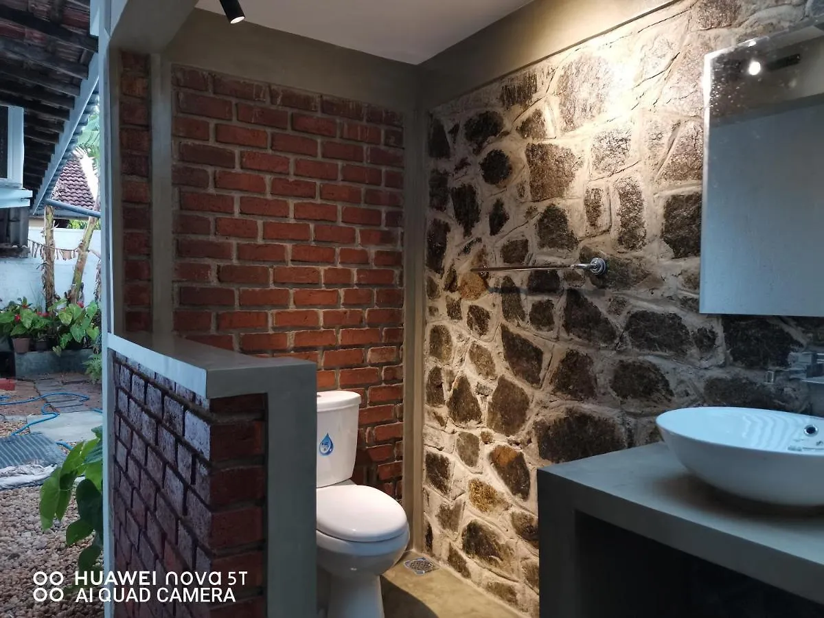 Bee Cottage نيجومبو