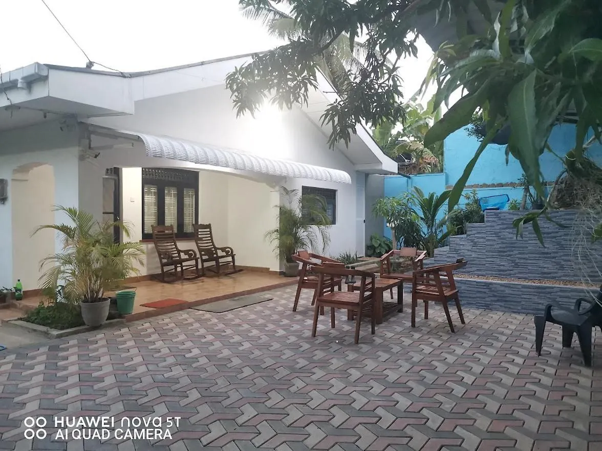 Bee Cottage نيجومبو
